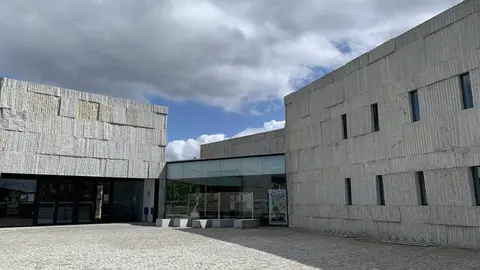 Entrada ao Auditorio Municipal de Ver&iacute;n, sede do Conservatorio.