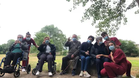 Algunos de los usuarios del centro de d&iacute;a Raiola de Ver&iacute;n, en la salida de esta ma&ntilde;ana.