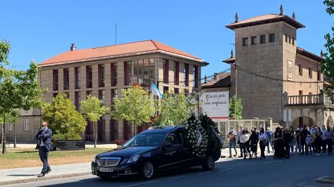 La comitiva f&uacute;nebre, a su paso por la Praza do Concello de Ver&iacute;n. | Mar&iacute;a D.
