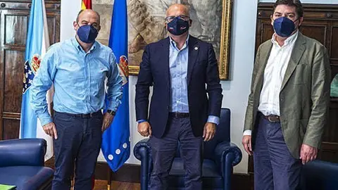 El alcalde de Viana, Abelardo Carballo y el futuro regidor, Andr&eacute;s Montesinos, en un encuentro con Manuel Baltar. | FOTO: Cedida.