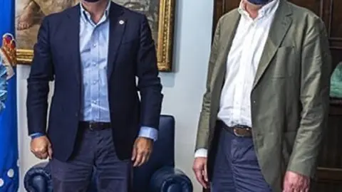 El futuro regidor, Andr&eacute;s Montesinos con Manuel Baltar. | FOTO: Cedida.