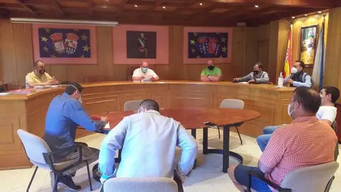 A comisi&oacute;n de control en Laza, presidida polo alcalde, Moncho Barreal. | FOTO: Xos&eacute; Lois Colmenero