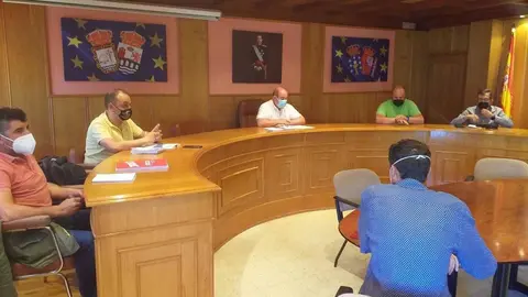 A comisi&oacute;n de control, presidida polo alcalde, Moncho Barreal. | FOTO: Xos&eacute; Lois Colmenero
