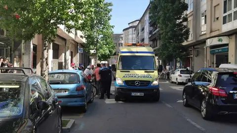 A ambulancia socorrendo &aacute; muller atropelada na r&uacute;a Deputaci&oacute;n de Ver&iacute;n. | FOTO: Xos&eacute; Lois Colmenero