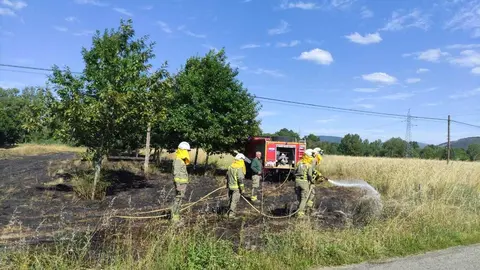 Pequeno incendio na estrada entre Albarellos e Vilaza. | FOTO: M. Ceballos.