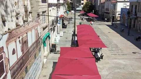 Sombrillas en la plaza, desde esta ma&ntilde;ana. | FOTO: Eloi Dom&iacute;nguez.