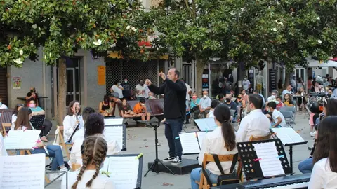 El ribadaviense Jos&eacute; Luis Tielas, dirigiendo a la Agrupaci&oacute;n Musical da Limia. | FOTO: Xos&eacute; Lois Colmenero.