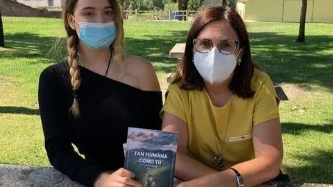La autora, Esther Santiago, con Ana Villarino, alcaldesa de O&iacute;mbra. | FOTO: Cedida