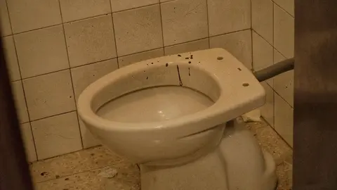 Estado dos ba&ntilde;os da estaci&oacute;n de Ver&iacute;n. | FOTO: Iv&aacute;n Iglesias.
