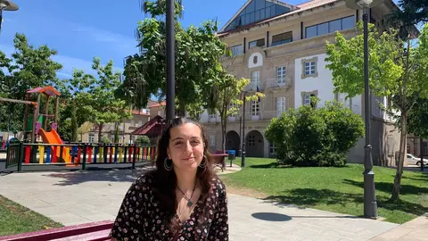 A clavecinista Alicia G. Ceballos, hoxe diante da casa consistorial de Ver&iacute;n. | FOTO: M. D.
