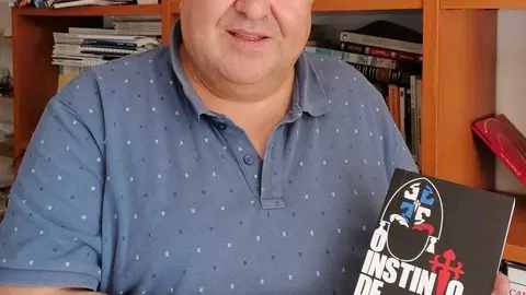 Mirito Mateo e o seu novo libro, 'O instinto de Alaz&aacute;n'. | FOTO: Cedida