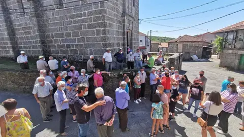 Veci&ntilde;os de Terroso, en Vilardev&oacute;s, concentrados esta ma&ntilde;&aacute;. | FOTO: Xos&eacute; Lois Colmenero.