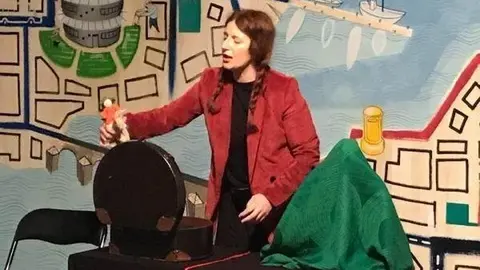 A artista Raquel Queiz&aacute;s participa en 'Venres de conto' da Biblioteca de Ver&iacute;n. | FOTO: Cedida