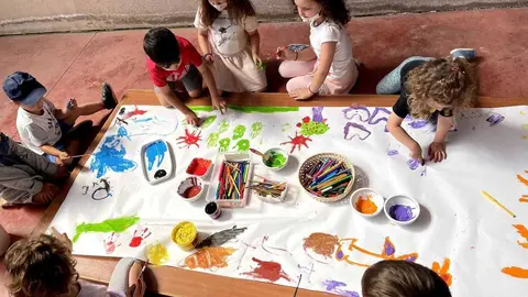 Manualidades na ludoteca 'O&iacute;mbra Ver&aacute;n' 2021. | FOTO: Cedida