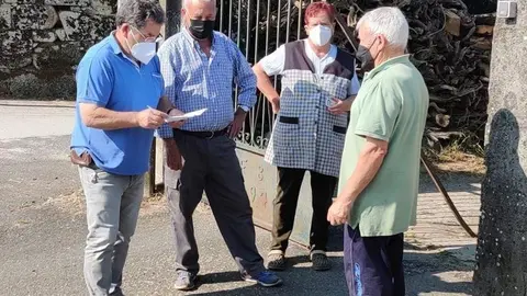 O alcalde de Vilardev&oacute;s, Manuel Cardoso, recolle sinaturas en Terroso para mellorar o servizo de telefon&iacute;a. | FOTO: Cedida
