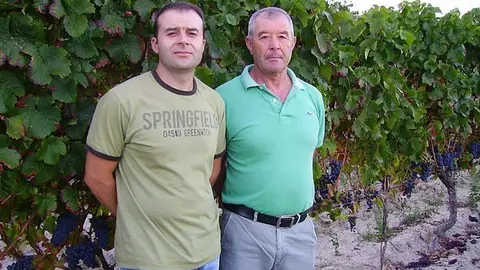 Jos&eacute; Manuel Fern&aacute;ndez y su padre Jos&eacute;, de Castro Lobarz&aacute;n, en uno de sus vi&ntilde;edos.