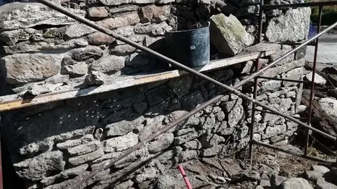 Traballos no obradoiro, en Vilari&ntilde;o.