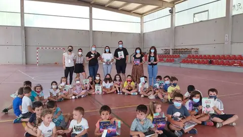 Os escritores, coa alcaldesa, Ana Villarino, a concelleira Lorena Mac&iacute;a e as tres monitoras do O&iacute;mbra Ver&aacute;n.