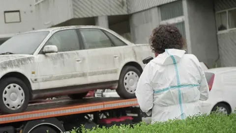 Crimen de Burgos, inspecci&oacute;n del veh&iacute;culo de la familia Barrio en la Comisar&iacute;a Provincial de Ourense. | FOTO: Iv&aacute;n Iglesias.