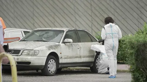 Crimen de Burgos, inspecci&oacute;n del veh&iacute;culo de la familia Barrio en la Comisar&iacute;a Provincial de Ourense. | FOTO: Iv&aacute;n Iglesias.
