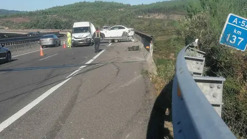 El accidente tuvo lugar en el punto kilom&eacute;trico 137 de la A - 52, en el viaducto de A Xestosa.