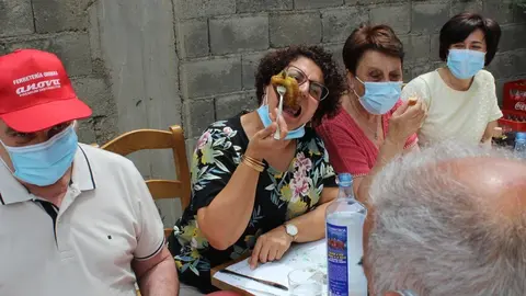 Demostraci&oacute;n pr&aacute;ctica de como se come un pimento de O&iacute;mbra.