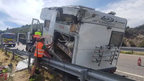 Accidente de autocaravana en el p. k. 139 de la A - 52, en Ri&oacute;s. | FOTO: M. Ceballos.