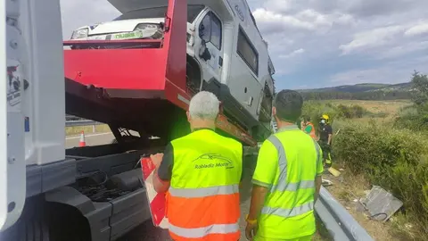 Accidente de autocaravana en el p. k. 139 de la A - 52, en Ri&oacute;s. | FOTO: M. Ceballos.