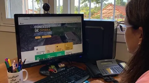 Ana Villarino, a rexedora, navegando na nova web municipal.