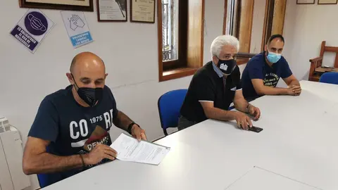 Felipe Lubi&aacute;n (centro) con Marcos y Felipe Salgado, en Lubi&aacute;n. FOTO : Xos&eacute; L. Colmenero