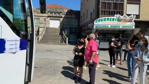 Verinenses facendo cola para solicitar servizos no CribaBus. | FOTO: Mar&iacute;a Dap&iacute;a.