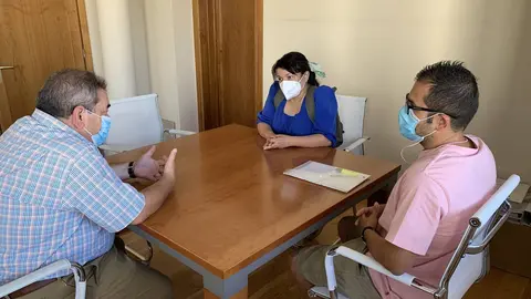 O alcalde de Ver&iacute;n, Gerardo Seoane, na xuntanza desta ma&ntilde;&aacute; con Pilar Garc&iacute;a e Jos&eacute; Manuel L&oacute;pez. | FOTO: M. D.