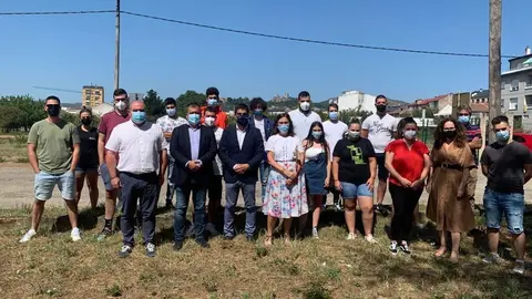 Os alumnos do novo Obradoiro da Mancomunidade cos seus formadores, o delegado Gabriel Al&eacute;n e varios alcaldes da comarca.