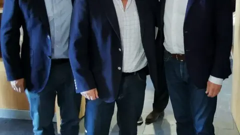 Manuel Cardoso, alcalde de Vilardev&oacute;s, con Baltar y Feij&oacute;o, en la inauguraci&oacute;n del albergue de A Gudi&ntilde;a. | FOTO: Xos&eacute; Lois Colmenero.