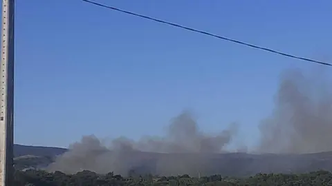 O fume procedente dun incendio de Cualedro. | FOTO: Incendios Galicia