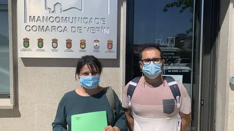 Reuni&oacute;n de Pilar Garc&iacute;a e J. M. L&oacute;pez mantiveron unha reuni&oacute;n co presidente da Mancomunidade, J. L. Su&aacute;rez, por mor da creaci&oacute;n dun Punto de Encontro Familiar. | FOTO: M. D.