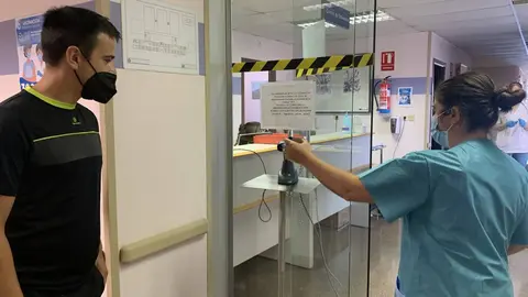 O control previo &aacute; vacina no hospital de Ver&iacute;n. | FOTO: M. D.