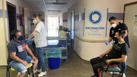 Dous mozos recib&iacute;an a segunda dose de Pfizer esta ma&ntilde;&aacute; no hospital de Ver&iacute;n. | FOTO: M. D.