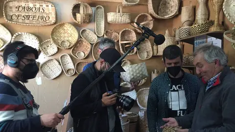 Enrique T&aacute;boas, &uacute;ltimo mestre cesteiro de Mondariz, no seu taller deSanxenxo (Pontevedra) .