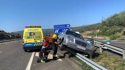 Accidente en la salida 159 de la A - 52, en Queiz&aacute;s (Ver&iacute;n). | FOTO: M. D.