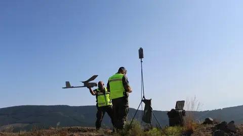 El cabo primero Ferreir&oacute;s, de la BRILAT, lanzando la aeronave militar. | FOTO: Xos&eacute; Lois Colmenero.