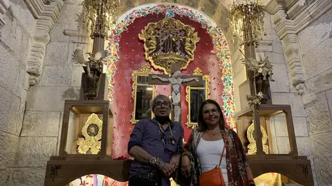 O artista Fernando Barreira coa s&uacute;a obra &aacute; espalda.
