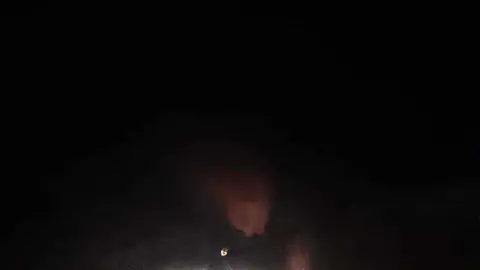 Incendio en la carretera de A Madanela a Flariz. | FOTO: Cedida.