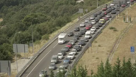 Atasco na A-52, &aacute; altura de Lubi&aacute;n.