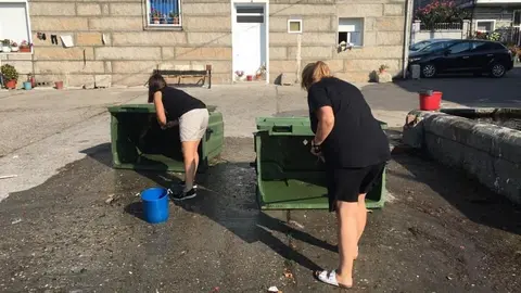 D&uacute;as veci&ntilde;as de Lucenza limpan os colectores de lixo da localidade.