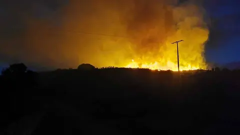 Fotograf&iacute;a tomada a las 21:45 horas, de como se encontraba el incendio de Camba. | FOTO: Xos&eacute; Lois Colmenero.