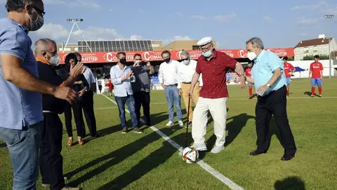 Zurria, uno de los legendarios del Ver&iacute;n, ejecutando el saque de honor. | FOTO: Carlos Hervella (O Sil).