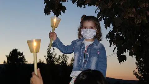 La peque&ntilde;a Candela no se quiso perder el Rosario de las Antorchas. | FOTO: Xos&eacute; Lois Colmenero.