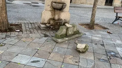 Acto vand&aacute;lico en la plaza de O Carboeiro de Ver&iacute;n.