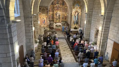 A capela dos Remedios, en Vilamaior, con parte dos asistentes &aacute; celebraci&oacute;n do d&iacute;a grande da Virxe. | FOTO: M. D.